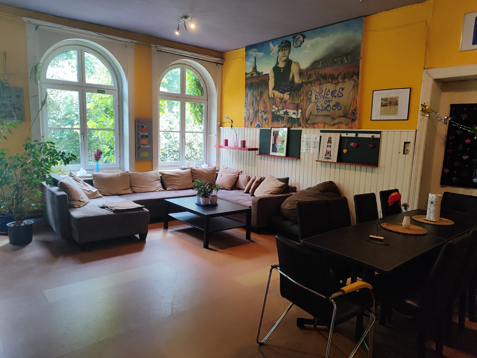 Das Wohnzimmer im JuZ Vierlanden mit gemütlicher Couch und gelben Wänden