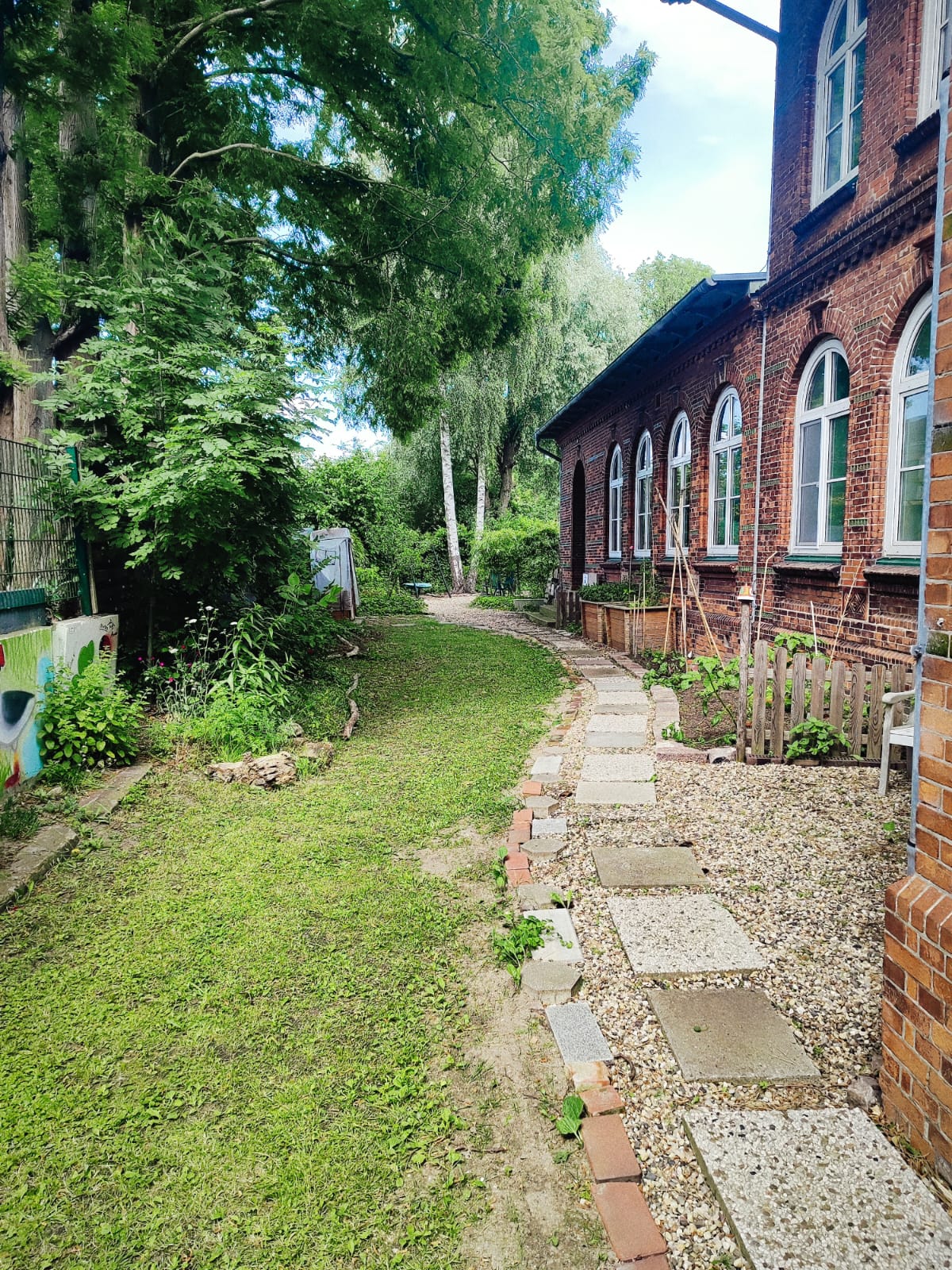 JuZ Vierlanden Außenbereich Backsteingebäude mit Gartenweg
