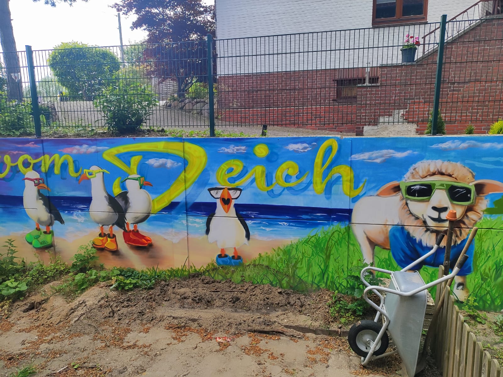 Graffiti-Wand vom Deich mit Möwen und Schaf im JuZ Vierlanden Außenbereich
