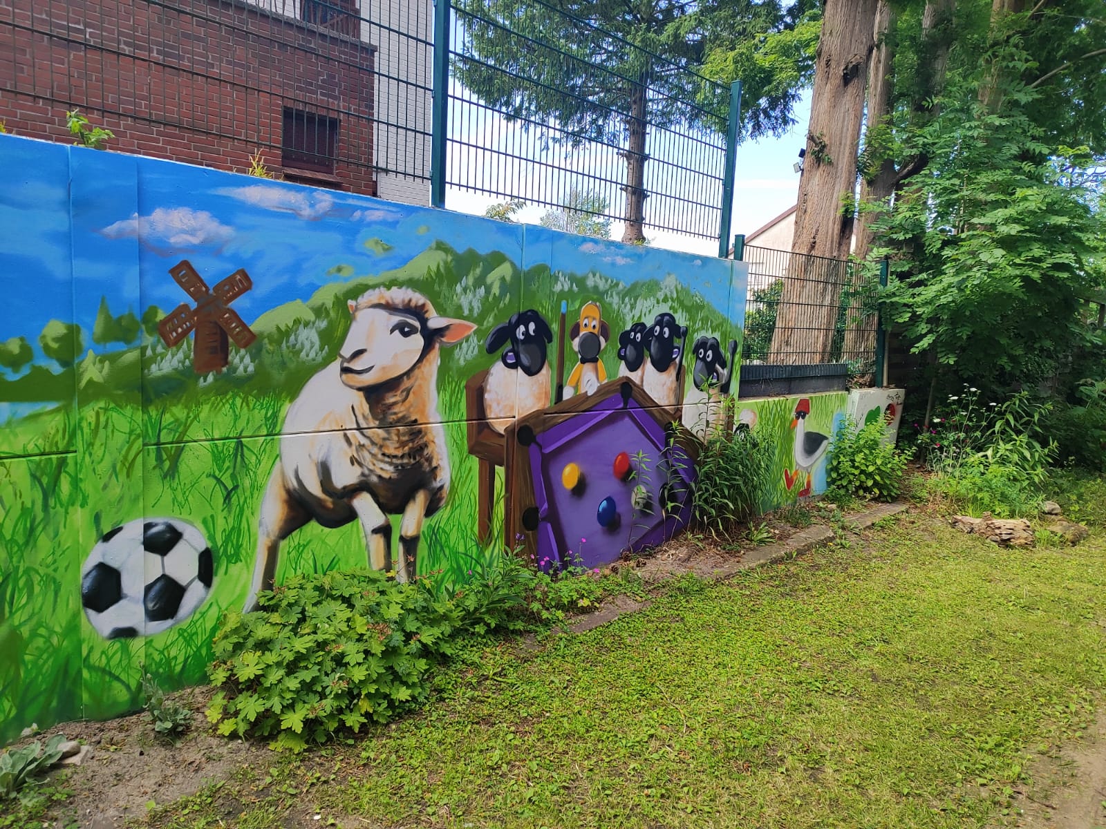 Shaun das Schaf Graffiti mit Windmühle an der Außenmauer des JuZ Vierlanden
