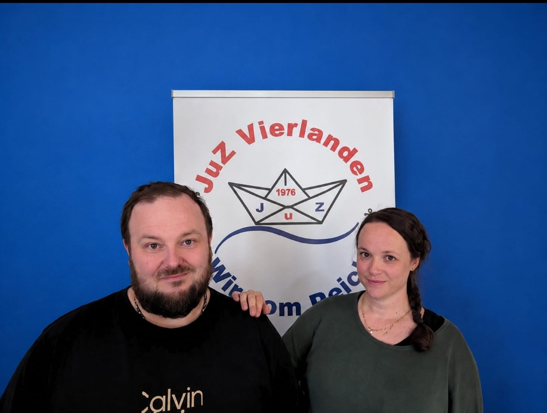 Nehle & Koffi vor dem JuZ Vierlanden Logo